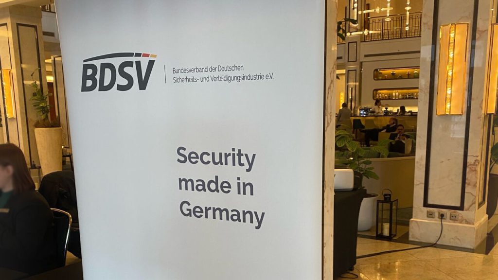 Roll-up-Plakat mit der Aufschrift BDSV - Security made in Germany